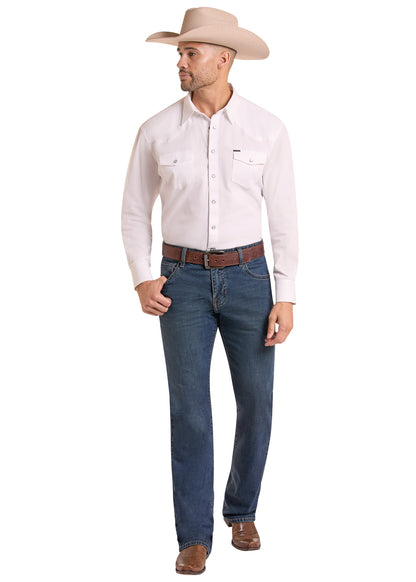 A man modeling a white long-sleeve western shirt with two chest pockets, paired with blue jeans, a brown belt, brown boots, and a beige cowboy hat, against a plain white background.